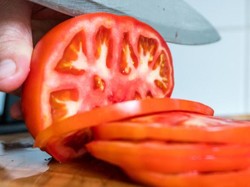Tomat Itu Buah atau Sayur? Ini Jawaban Ilmiahnya
