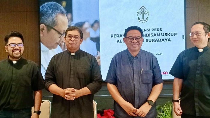 Administrator Keuskupan Surabaya (dua dari kanan) saat menyampaikan pesan natal 2024.