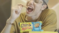 Selebgram 4 juta pengikut itu juga pernah mempromosikan camilan berupa cookies cokelat. Ini posenya ketika menikmati cookies itu. Foto: Instagram @aisar_khaledd