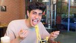 Momen Seru Aishar Khaled Makan di Warteg hingga Cicip Pizza