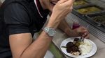 Momen Seru Aishar Khaled Makan di Warteg hingga Cicip Pizza