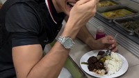Rendang Mama Fuji itu dibawa Aisar ke warteg untuk minta dihangatkan. Lalu, ia menikmatinya dengan seporsi nasi dan sayur lodeh. Foto: Instagram @aisar_khaledd