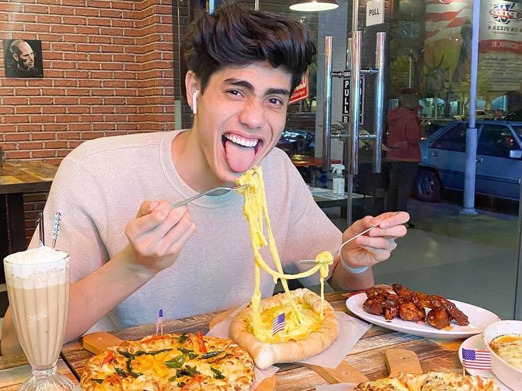 Momen Seru Aishar Khaled Makan di Warteg hingga Cicip Pizza