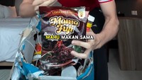 Aisar begitu ia akrab disapa sering membagikan momen kuliner di Instagram pribadi. Seperti momennya ketika diberikan kiriman Rendang Mama Fuji. Foto: Instagram @aisar_khaledd
