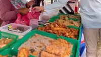 Aisar juga mengungkapkan kalau setiap Jumat selalu membantu pedagang kecil. Terlihat momennya ketika membeli gorengan di Malaysia. Foto: Instagram @aisar_khaledd