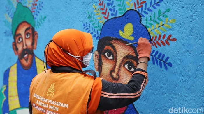 Petugas menyelesaikan pembuatan mural bertema betawi di kawasan Setiabudi, Jakarta, Rabu (11/12/2024). Pembuatan mural tersebut selain agar mempercantik kota juga bertujuan untuk memperkenalkan lebih dekat budaya Betawi kepada masyarakat.