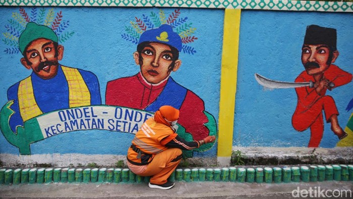Petugas menyelesaikan pembuatan mural bertema betawi di kawasan Setiabudi, Jakarta, Rabu (11/12/2024). Pembuatan mural tersebut selain agar mempercantik kota juga bertujuan untuk memperkenalkan lebih dekat budaya Betawi kepada masyarakat.