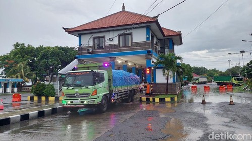 Aktifitas penimbangan truk di Unit Pelayanan Penimbangan Kendaraan Bermotor (UPPKB) Cekik, Gilimanuk, Jembrana, Bali, Rabu (11/12/2024). (I Putu Adi Budiastrawan/detikBali)