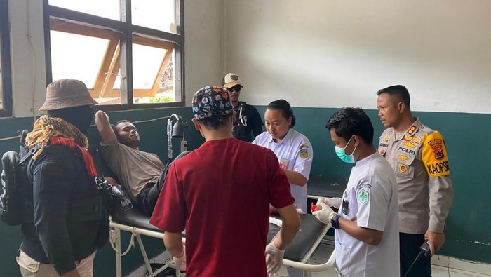 Anggota polisi Puncak Jaya yang ditembak OTK menjalani perawatan medis. Dokumen Istimewa