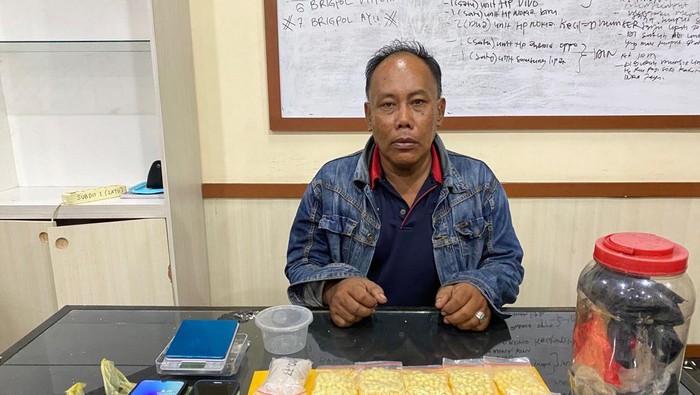Anto ditangkap karena simpan sabu dan ratusan pil mephedrone dalam tanah di Jambi.