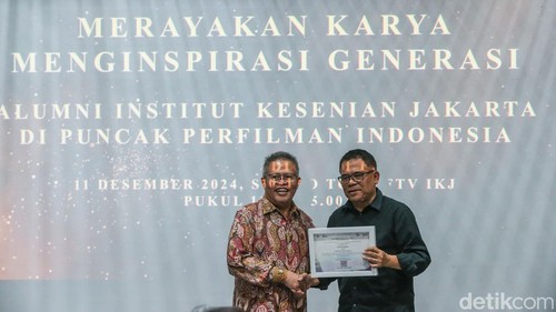 Rektor IKJ M Syamsul Maarif memberikan penghargaan kepada Sutradara Garin Nugroho yang juga alumni IKJ di Institut Kesenian Jakarta, Rabu (11/12/2024). Selain Garin Nugroho sederet tokoh perfilman alumni IKJ turut diberikan penghargaan.