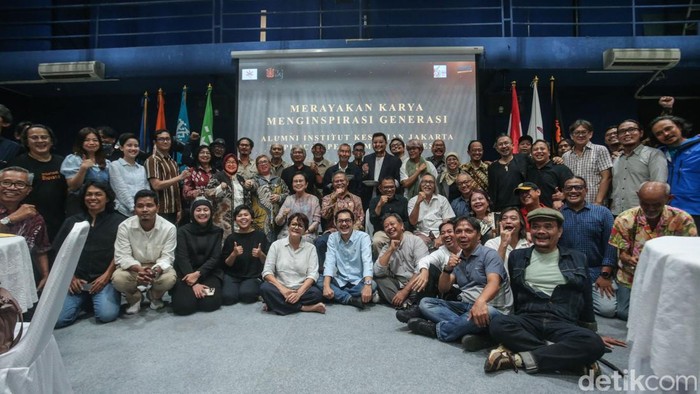 Rektor IKJ M Syamsul Maarif memberikan penghargaan kepada Sutradara Garin Nugroho yang juga alumni IKJ di Institut Kesenian Jakarta, Rabu (11/12/2024). Selain Garin Nugroho sederet tokoh perfilman alumni IKJ turut diberikan penghargaan.