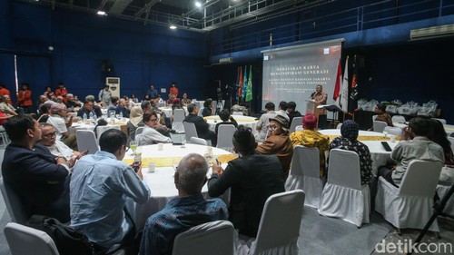 Rektor IKJ M Syamsul Maarif memberikan penghargaan kepada Sutradara Garin Nugroho yang juga alumni IKJ di Institut Kesenian Jakarta, Rabu (11/12/2024). Selain Garin Nugroho sederet tokoh perfilman alumni IKJ turut diberikan penghargaan.
