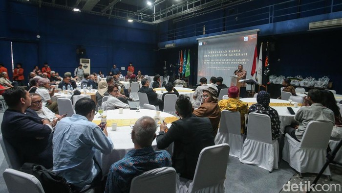 Rektor IKJ M Syamsul Maarif memberikan penghargaan kepada Sutradara Garin Nugroho yang juga alumni IKJ di Institut Kesenian Jakarta, Rabu (11/12/2024). Selain Garin Nugroho sederet tokoh perfilman alumni IKJ turut diberikan penghargaan.