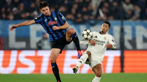Soccer Football - Champions League - Atalanta v Real Madrid - Gewiss Stadium, Bergamo, Italy - December 10, 2024 Atalantas Berat Djimsiti in action with Real Madrids Jude Bellingham REUTERS/Claudia Greco
