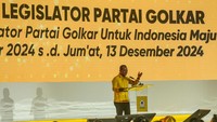 Ketua Umum Partai Golkar Bahlil Lahadalia yang juga Menteri Energi dan Sumber Daya Mineral memberikan arahannya sekaligus membuka acara, Rabu (11/12).