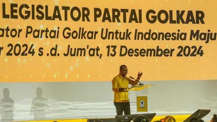 Ketua Umum Partai, Golkar Bahlil Lahadalia, membuka acara Bimbingan Teknis (Bimtek) Legislator Nasional Fraksi Partai Golkar, di Jakarta, Rabu (11/12).
