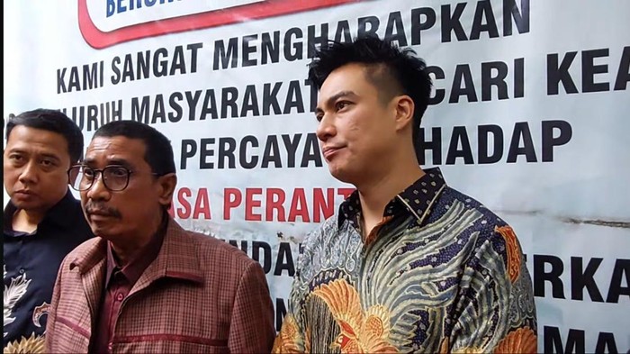 Baim Wong usai sidang cerai di Pengadilan Agama Jakarta Selatan.