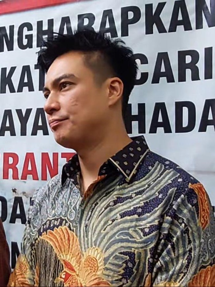 Baim Wong usai sidang cerai di Pengadilan Agama Jakarta Selatan.