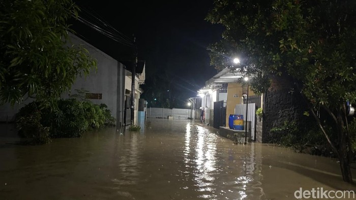 Banjir di Perumahan Dahlia, Kelurahan Meteseh, Kecamatan Tembalang, Kota Semarang, Rabu (11/12/2024) malam.