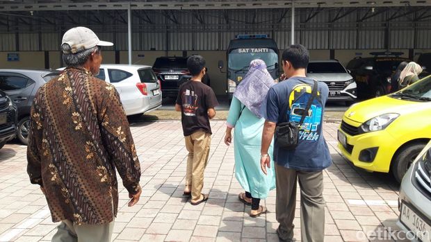 Kuasa hukum keluarga korban, menunjukkan surat tanda penerimaan laporan di Mapolres Boyolali, Rabu (11/12/2024).