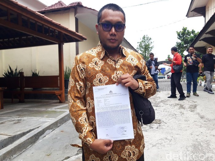 Kuasa hukum keluarga korban, menunjukkan surat tanda penerimaan laporan di Mapolres Boyolali, Rabu (11/12/2024).
