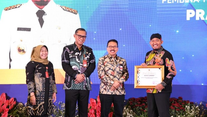 Bupati Sumenep, Achmad Fauzi Wongsojudo meraih penghargaan sebagai Kepala Daerah Pembina Kecamatan Terbaik kategori Pratama