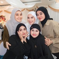 Dari unggahan-unggahannya di Instagram terlihat jika Clara Shinta deKAT dengan para artis tanah air, seperti, Irish Bella, Dhini Aminarti, hingga Vebby Palwinta. Diketahui Clara dan beberapa artis tersebut memang bersahabat. Foto: Instagram/@clarashintareal