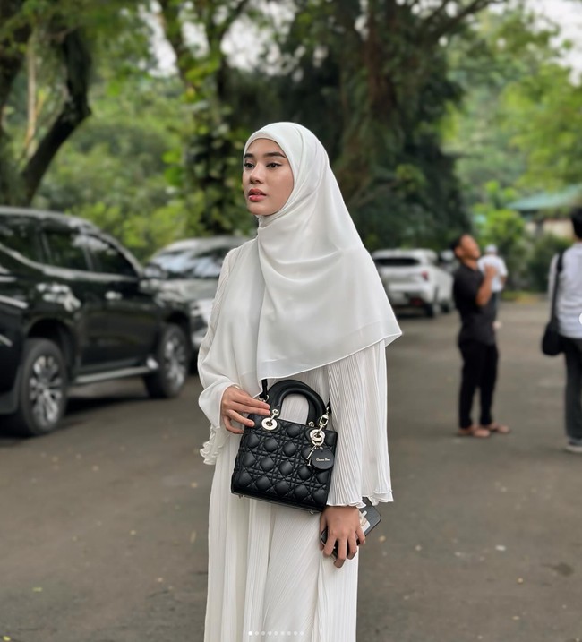 Dari unggahan-unggahannya juga terlihat jika Clara Shinta memiliki gaya hidup yang mewah. Kerap mengenakan barang-barang branded, Clara juga sempat memamerkan beberapa mobil mewah yang dikendarainya. Foto: Instagram/@clarashintareal