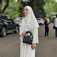 Dari unggahan-unggahannya juga terlihat jika Clara Shinta memiliki gaya hidup yang mewah. Kerap mengenakan barang-barang branded, Clara juga sempat memamerkan beberapa mobil mewah yang dikendarainya. Foto: Instagram/@clarashintareal