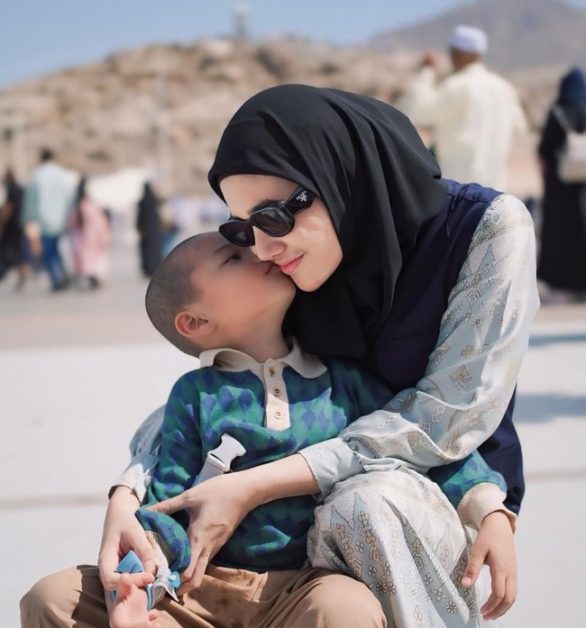 Lahir pada 25 Juni 1996, wanita yang saat ini berusia 28 tahun itu juga diketahui sudah memiliki seorang anak laki-laki bernama Askara Keano Goestaf. Sudah berpisah dari suaminya, Clara kini menjadi seorang single mom. Foto: Instagram/@clarashintareal