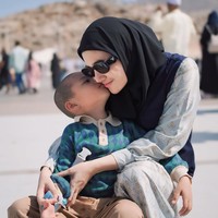 Lahir pada 25 Juni 1996, wanita yang saat ini berusia 28 tahun itu juga diketahui sudah memiliki seorang anak laki-laki bernama Askara Keano Goestaf. Sudah berpisah dari suaminya, Clara kini menjadi seorang single mom. Foto: Instagram/@clarashintareal