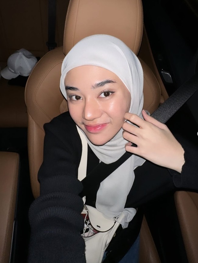 Nama Clara sebelumnya juga sempat jadi sorotan karena dituding sebagaii pelakor. Tuduhan tersebut berawal dari Twitter anonim yang menyebut Clara memiliki hubungan dengan bos pemilik akun Twitter tersebut. Sosok selingkuhannya disebut merupakan seorang pejabat polisi beristri. Foto: Instagram/@clarashintareal