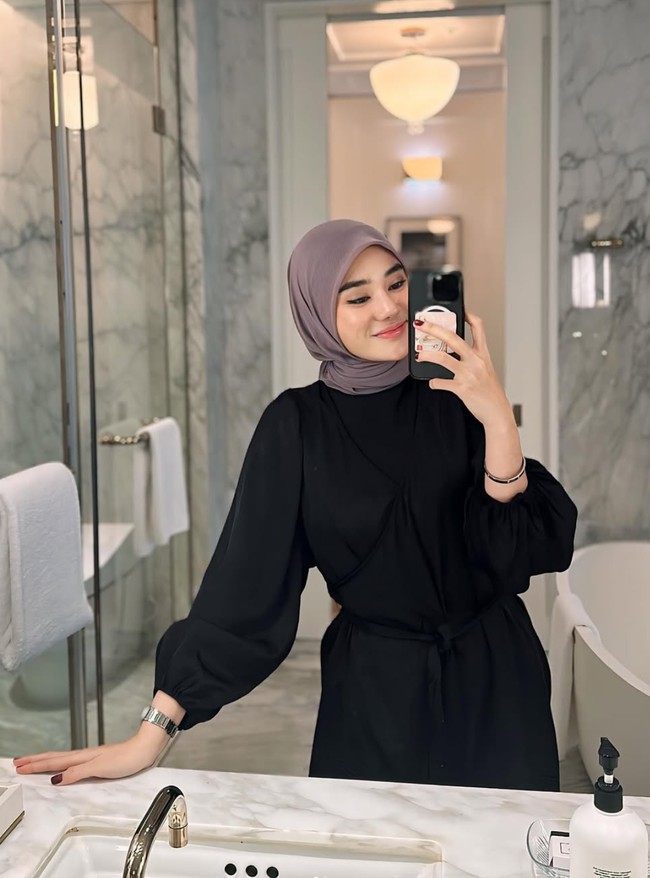 Clara juga sempat menghebohkan usai mobilnya dikabarkan direbut paksa oleh debt collector. Hal itu dikarenakan mantan suaminya menjadikan mobil tersebut sebagai jaminan pinjaman tanpa sepengetahuan Clara. Foto: Instagram/@clarashintareal