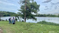 Selain karyawan dan budak korporat, anak-anak SMA juga sering berkunjung ke danau ini. Beberapa dari mereka mengaku sering datang ke danau karena jaraknya yang dekat dan suasananya yang mendukung untuk melepas stres setelah seharian beraktivitas. (Asti Azhari/detikTravel)