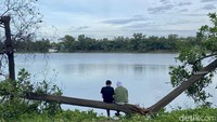 Danau ini juga bisa buat pacaran muda-mudi. Asal yang perlu diperhatikan, jaga kebersihan dan jangan berbuat asusila ya! (Asti Azhari/detikTravel)