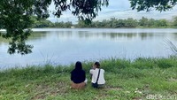 Bisa dibilang, danau ini adalah pesona tersembunyi di tengah kawasan industri modern Karawang. Banyak pengunjung datang ke sini untuk menenangkan pikiran. (Asti Azhari/detikTravel)