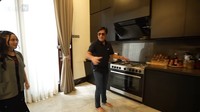 Area kitchen set di dapurnya juga modern dan tampak desainnya minimalis. Terdiri atas kompor, oven, dan beberapa peralatan dapur lainnya tersimpan di atas meja. Foto: YouTube TAULANY TV