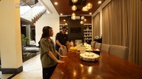 Untuk meja makannya berupa kayu. Pada area ini juga disematkan televisi, jadi suasana makan terasa lebih santai. Foto: YouTube TAULANY TV