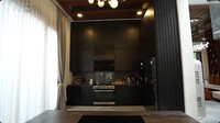 Begini secara keseluruhan tampilan dapur di rumah Rachel Vennya. Tampak modern dan terkesan mewah. Terlihat dari warnanya yang dominan hitam. Foto: YouTube TAULANY TV