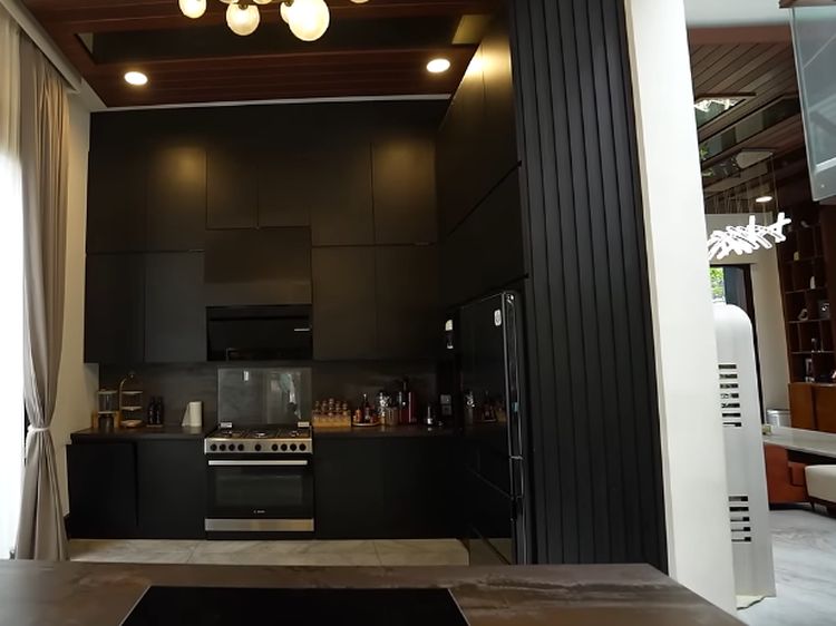 Keren! Ini Dapur Rachel Vennya yang Mewah dan Bergaya Modern