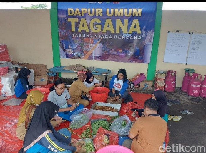 Dapur umum untuk korban banjir Pasuruan