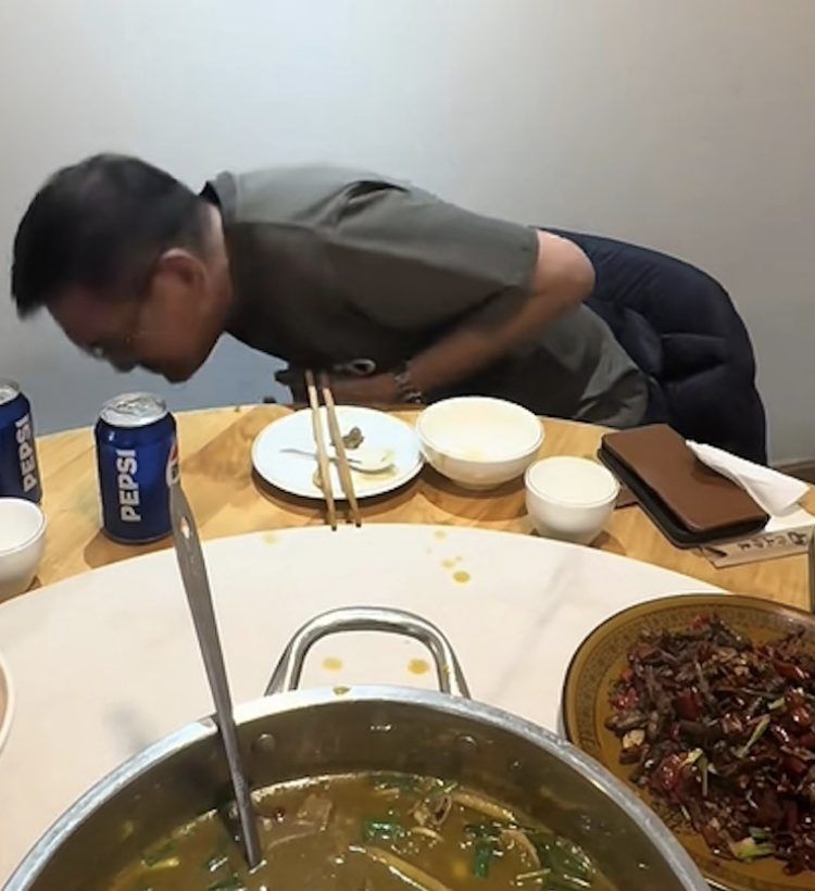 Demi Konten, Aktor Senior Ini Nekat Makan Hot Pot Campur Kotoran Sapi