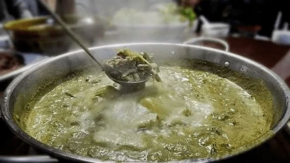 Demi Konten, Aktor Senior Ini Nekat Makan Hot Pot Campur Kotoran Sapi