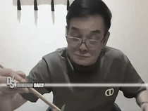 Demi Konten, Aktor Senior Ini Nekat Makan Hot Pot Campur Kotoran Sapi