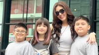 Dhena Devanka memastikan lagi soal prioritas hidup ketimbang mengurus hal yang tak benar. Jadi, sementara beberapa orang sibuk menciptakan cerita tentang hidupku, aku sibuk menciptakan kenangan indah bersama anak-anakku. Karena pada akhirnya, kebahagiaan mereka akan selalu menjadi prioritasku, tulisnya. (Foto: Instagram@dhelaadhaliadevanka)