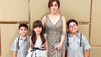 Dhena Devanka punya alasan mengapa gak mau ambil tindakan pelaporan polisi soal fitnah jadi selingkuhan. Hidup saya terlalu sibuk untuk mengurusi cerita yang tidak benar. Saya punya hal yang jauh lebih penting untuk dipikirkan: membahagiakan anak-anak saya, tulisnya. (Foto: Instagram@dhelaadhaliadevanka)