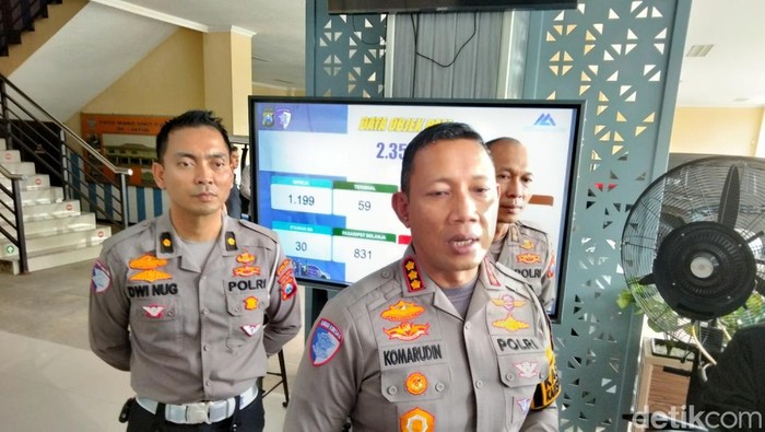 Dirlantas Polda Jatim Kombes Komarudin beserta personelnya saat menunjukkan pola pengamanan selama perayaan Nataru 2024