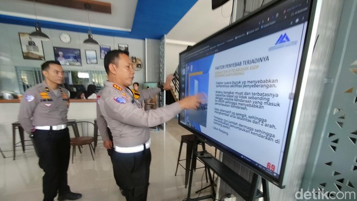Dirlantas Polda Jatim Kombes Komarudin beserta personelnya saat menunjukkan pola pengamanan selama perayaan Nataru 2024