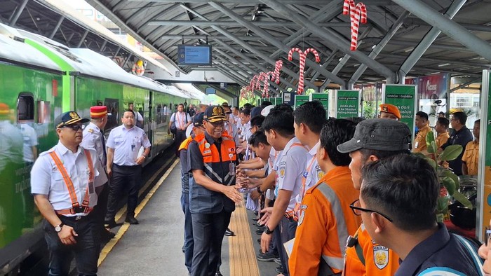 Dirut KAI cek kesiapan Angkutan Nataru di Stasiun Gubeng.
